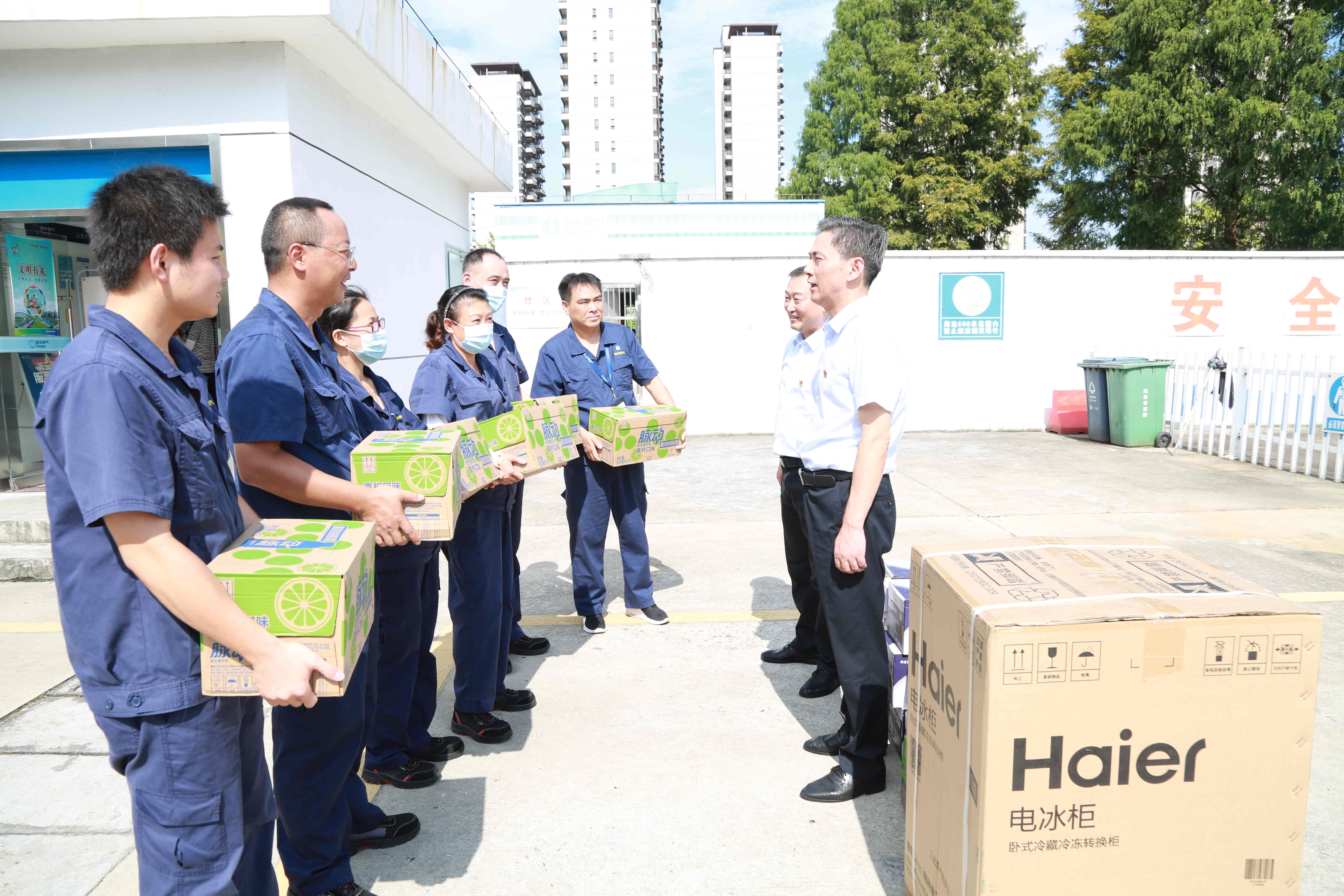 安全為本  情系職工——高溫季，安慶港華為職工撐起“遮陽傘”