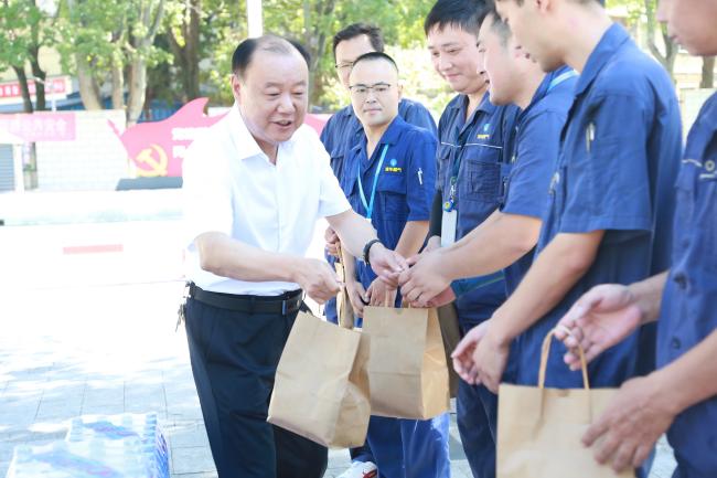 安慶市總工會至安慶港華開展“送清涼”慰問活動(dòng)